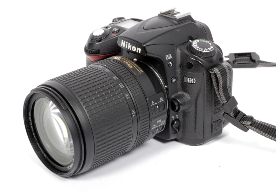 Nikon D90 DSLR with Nikkor 18-140mm F3.5-5.6 VR lens +4GB card+